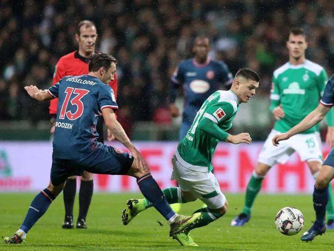 也体现出英 也体现出英